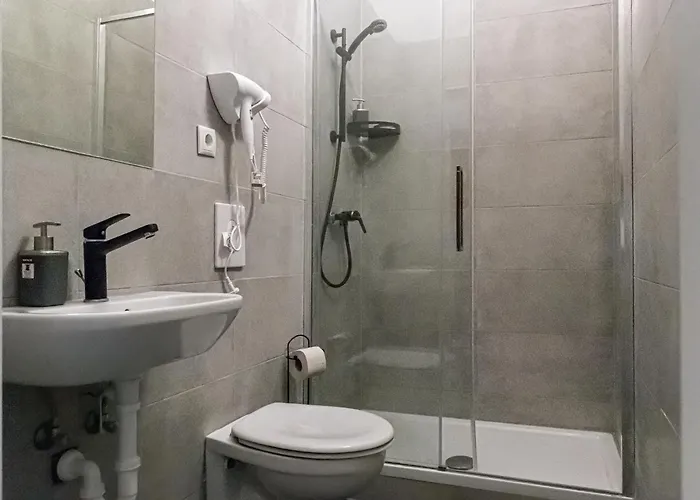 Elegant 2-bedroom With Shared Garden Near U6 Schoepfwerk Διαμέρισμα *